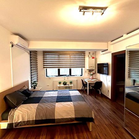 Cozy Apartment With Self Check-In Near Promenada Mall And Verdi Park Bukarest Eksteriør billede